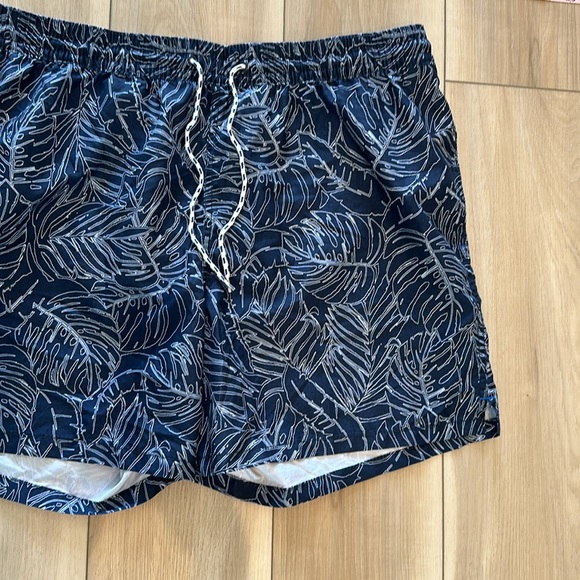 EUC Men’s Leaf Print Navy Blue & White Athletic Swim Trunks Size 38 Waist XL - Picture 3 of 8